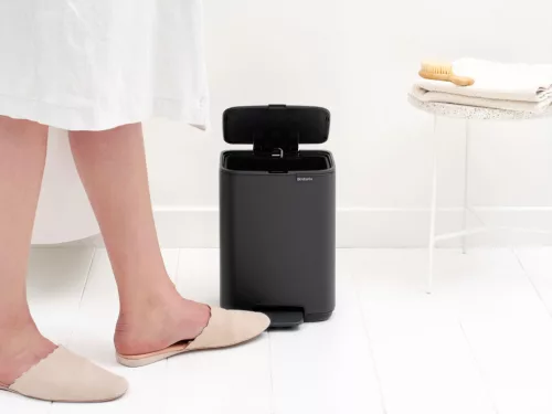 Brabantia Bo Pedal Bin pedálos hulladékgyűjtő szagmentesen záródó Soft-Close fedél, karcsú, négyzetes forma, műanyag