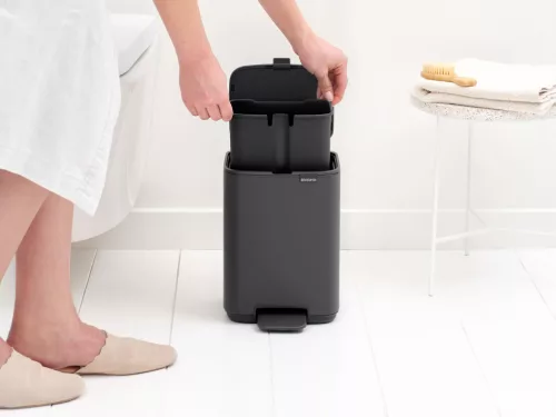 Brabantia Bo Pedal Bin pedálos hulladékgyűjtő szagmentesen záródó Soft-Close fedél, karcsú, négyzetes forma, műanyag