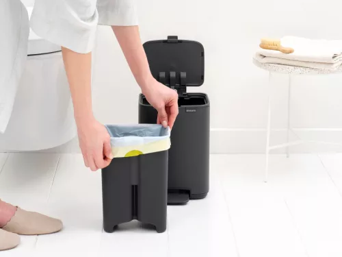 Brabantia Bo Pedal Bin pedálos hulladékgyűjtő szagmentesen záródó Soft-Close fedél, karcsú, négyzetes forma, műanyag