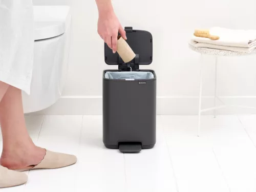 Brabantia Bo Pedal Bin pedálos hulladékgyűjtő szagmentesen záródó Soft-Close fedél, karcsú, négyzetes forma, műanyag