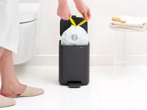 Brabantia Bo Pedal Bin pedálos hulladékgyűjtő szagmentesen záródó Soft-Close fedél, karcsú, négyzetes forma, műanyag