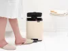 Brabantia Bo Pedal Bin pedálos hulladékgyűjtő szagmentesen záródó Soft-Close fedél, karcsú, négyzetes forma, műanyag