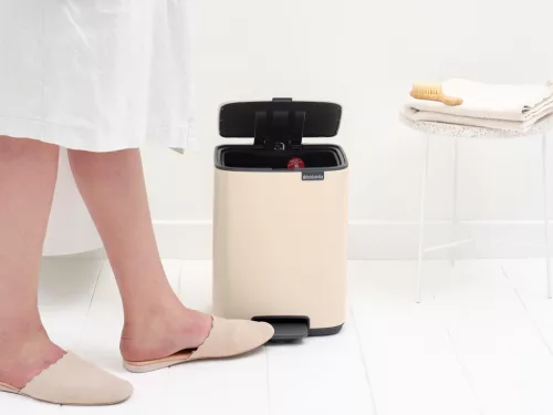 Brabantia Bo Pedal Bin pedálos hulladékgyűjtő szagmentesen záródó Soft-Close fedél, karcsú, négyzetes forma, műanyag