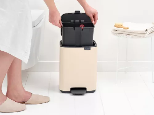Brabantia Bo Pedal Bin pedálos hulladékgyűjtő szagmentesen záródó Soft-Close fedél, karcsú, négyzetes forma, műanyag