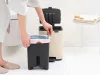 Brabantia Bo Pedal Bin pedálos hulladékgyűjtő szagmentesen záródó Soft-Close fedél, karcsú, négyzetes forma, műanyag