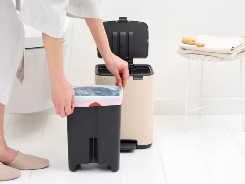 Brabantia Bo Pedal Bin pedálos hulladékgyűjtő szagmentesen záródó Soft-Close fedél, karcsú, négyzetes forma, műanyag
