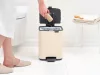 Brabantia Bo Pedal Bin pedálos hulladékgyűjtő szagmentesen záródó Soft-Close fedél, karcsú, négyzetes forma, műanyag