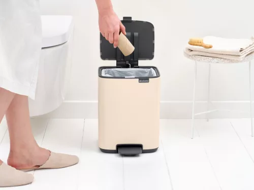 Brabantia Bo Pedal Bin pedálos hulladékgyűjtő szagmentesen záródó Soft-Close fedél, karcsú, négyzetes forma, műanyag