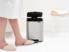 Brabantia Bo Pedal Bin pedálos hulladékgyűjtő szagmentesen záródó Soft-Close fedél, karcsú, négyzetes forma, műanyag