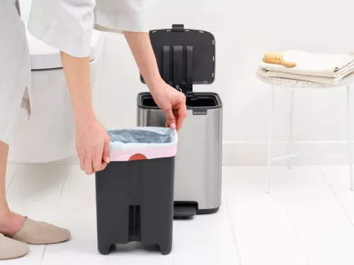 Brabantia Bo Pedal Bin pedálos hulladékgyűjtő szagmentesen záródó Soft-Close fedél, karcsú, négyzetes forma, műanyag