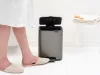 Brabantia Bo Pedal Bin pedálos hulladékgyűjtő szagmentesen záródó Soft-Close fedél, karcsú, négyzetes forma, műanyag
