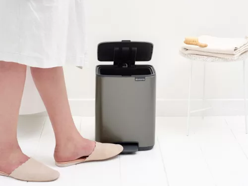 Brabantia Bo Pedal Bin pedálos hulladékgyűjtő szagmentesen záródó Soft-Close fedél, karcsú, négyzetes forma, műanyag