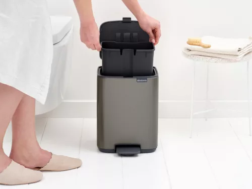 Brabantia Bo Pedal Bin pedálos hulladékgyűjtő szagmentesen záródó Soft-Close fedél, karcsú, négyzetes forma, műanyag