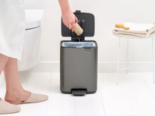 Brabantia Bo Pedal Bin pedálos hulladékgyűjtő szagmentesen záródó Soft-Close fedél, karcsú, négyzetes forma, műanyag