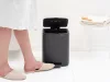 Brabantia Bo Pedal Bin pedálos hulladékgyűjtő szagmentesen záródó Soft-Close fedél, karcsú, négyzetes forma, műanyag