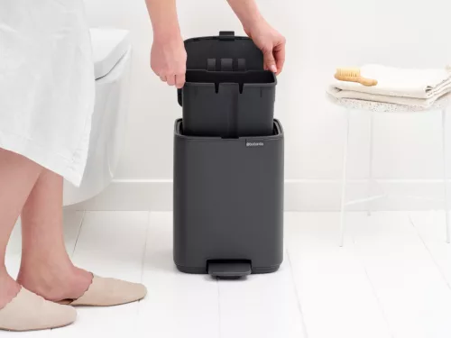 Brabantia Bo Pedal Bin pedálos hulladékgyűjtő szagmentesen záródó Soft-Close fedél, karcsú, négyzetes forma, műanyag