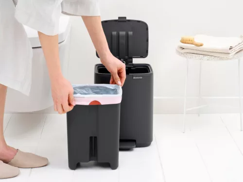 Brabantia Bo Pedal Bin pedálos hulladékgyűjtő szagmentesen záródó Soft-Close fedél, karcsú, négyzetes forma, műanyag