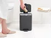 Brabantia Bo Pedal Bin pedálos hulladékgyűjtő szagmentesen záródó Soft-Close fedél, karcsú, négyzetes forma, műanyag