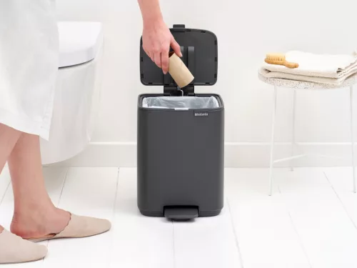 Brabantia Bo Pedal Bin pedálos hulladékgyűjtő szagmentesen záródó Soft-Close fedél, karcsú, négyzetes forma, műanyag