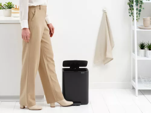 Brabantia Bo Pedal Bin pedálos hulladékgyűjtő szagmentesen záródó Soft-Close fedél, karcsú, négyzetes forma, műanyag