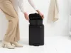 Brabantia Bo Pedal Bin pedálos hulladékgyűjtő szagmentesen záródó Soft-Close fedél, karcsú, négyzetes forma, műanyag