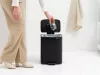 Brabantia Bo Pedal Bin pedálos hulladékgyűjtő szagmentesen záródó Soft-Close fedél, karcsú, négyzetes forma, műanyag