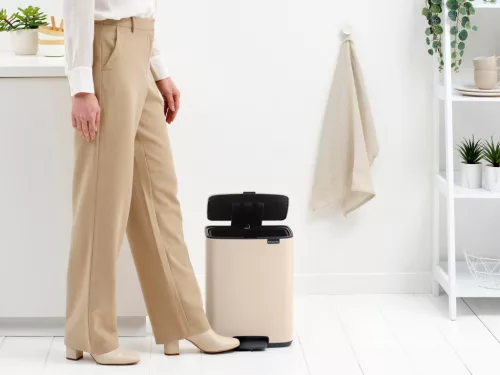 Brabantia Bo Pedal Bin pedálos hulladékgyűjtő szagmentesen záródó Soft-Close fedél, karcsú, négyzetes forma, műanyag