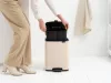 Brabantia Bo Pedal Bin pedálos hulladékgyűjtő szagmentesen záródó Soft-Close fedél, karcsú, négyzetes forma, műanyag