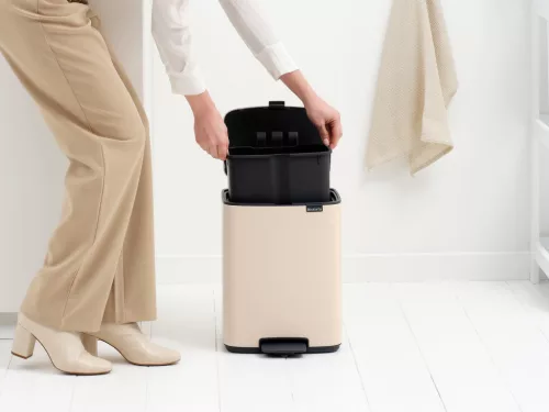 Brabantia Bo Pedal Bin pedálos hulladékgyűjtő szagmentesen záródó Soft-Close fedél, karcsú, négyzetes forma, műanyag