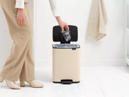 Brabantia Bo Pedal Bin pedálos hulladékgyűjtő szagmentesen záródó Soft-Close fedél, karcsú, négyzetes forma, műanyag