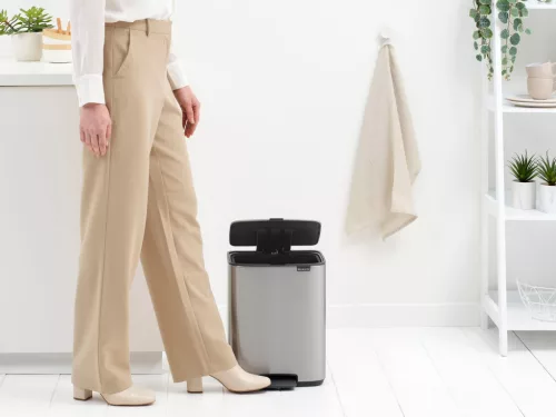 Brabantia Bo Pedal Bin pedálos hulladékgyűjtő szagmentesen záródó Soft-Close fedél, karcsú, négyzetes forma, műanyag