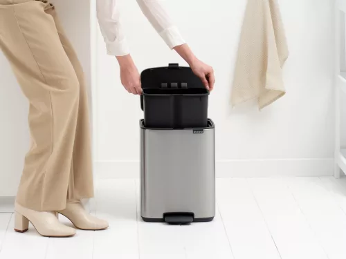 Brabantia Bo Pedal Bin pedálos hulladékgyűjtő szagmentesen záródó Soft-Close fedél, karcsú, négyzetes forma, műanyag