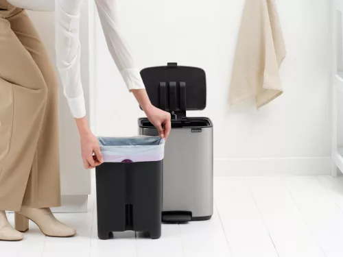 Brabantia Bo Pedal Bin pedálos hulladékgyűjtő szagmentesen záródó Soft-Close fedél, karcsú, négyzetes forma, műanyag