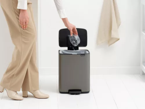Brabantia Bo Pedal Bin pedálos hulladékgyűjtő szagmentesen záródó Soft-Close fedél, karcsú, négyzetes forma, műanyag