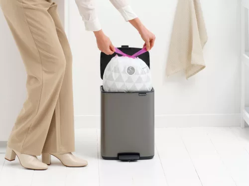Brabantia Bo Pedal Bin pedálos hulladékgyűjtő szagmentesen záródó Soft-Close fedél, karcsú, négyzetes forma, műanyag