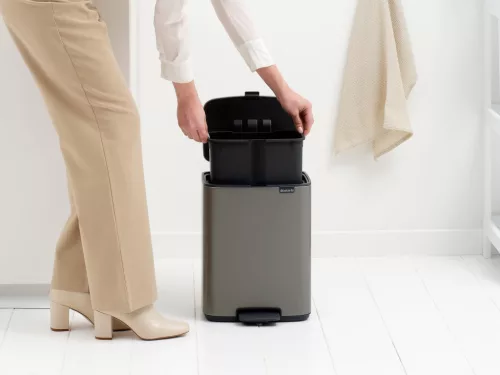 Brabantia Bo Pedal Bin pedálos hulladékgyűjtő szagmentesen záródó Soft-Close fedél, karcsú, négyzetes forma, műanyag