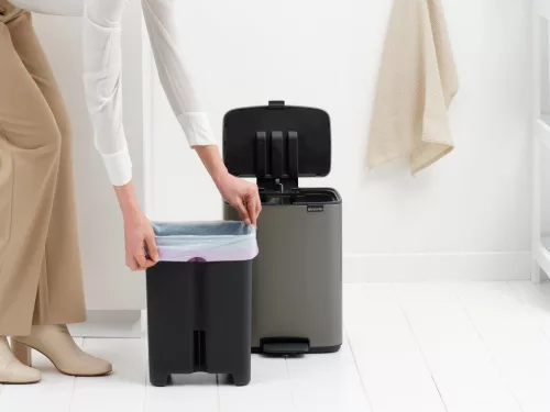 Brabantia Bo Pedal Bin pedálos hulladékgyűjtő szagmentesen záródó Soft-Close fedél, karcsú, négyzetes forma, műanyag