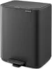 Brabantia Bo Pedal Bin pedálos hulladékgyűjtő szagmentesen záródó Soft-Close fedél, karcsú, négyzetes forma, műanyag