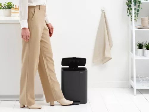 Brabantia Bo Pedal Bin pedálos hulladékgyűjtő szagmentesen záródó Soft-Close fedél, karcsú, négyzetes forma, műanyag