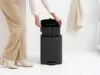 Brabantia Bo Pedal Bin pedálos hulladékgyűjtő szagmentesen záródó Soft-Close fedél, karcsú, négyzetes forma, műanyag