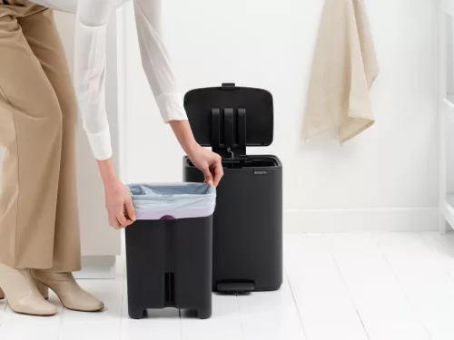 Brabantia Bo Pedal Bin pedálos hulladékgyűjtő szagmentesen záródó Soft-Close fedél, karcsú, négyzetes forma, műanyag