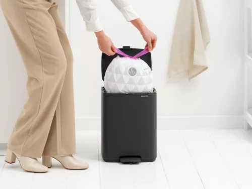 Brabantia Bo Pedal Bin pedálos hulladékgyűjtő szagmentesen záródó Soft-Close fedél, karcsú, négyzetes forma, műanyag