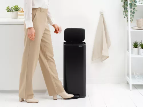 Brabantia Bo Pedal Bin pedálos hulladékgyűjtő szagmentesen záródó Soft-Close fedél, karcsú, négyzetes forma, műanyag