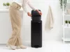 Brabantia Bo Pedal Bin pedálos hulladékgyűjtő szagmentesen záródó Soft-Close fedél, karcsú, négyzetes forma, műanyag