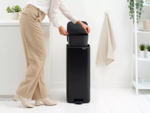 Brabantia Bo Pedal Bin pedálos hulladékgyűjtő szagmentesen záródó Soft-Close fedél, karcsú, négyzetes forma, műanyag