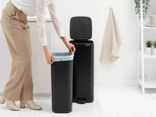 Brabantia Bo Pedal Bin pedálos hulladékgyűjtő szagmentesen záródó Soft-Close fedél, karcsú, négyzetes forma, műanyag