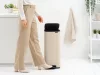 Brabantia Bo Pedal Bin pedálos hulladékgyűjtő szagmentesen záródó Soft-Close fedél, karcsú, négyzetes forma, műanyag