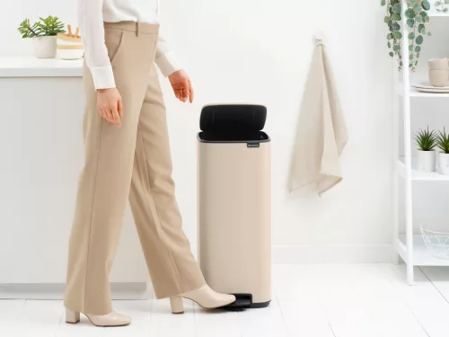 Brabantia Bo Pedal Bin pedálos hulladékgyűjtő szagmentesen záródó Soft-Close fedél, karcsú, négyzetes forma, műanyag