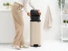 Brabantia Bo Pedal Bin pedálos hulladékgyűjtő szagmentesen záródó Soft-Close fedél, karcsú, négyzetes forma, műanyag