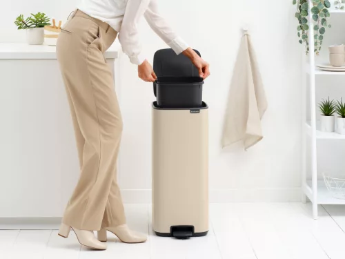 Brabantia Bo Pedal Bin pedálos hulladékgyűjtő szagmentesen záródó Soft-Close fedél, karcsú, négyzetes forma, műanyag